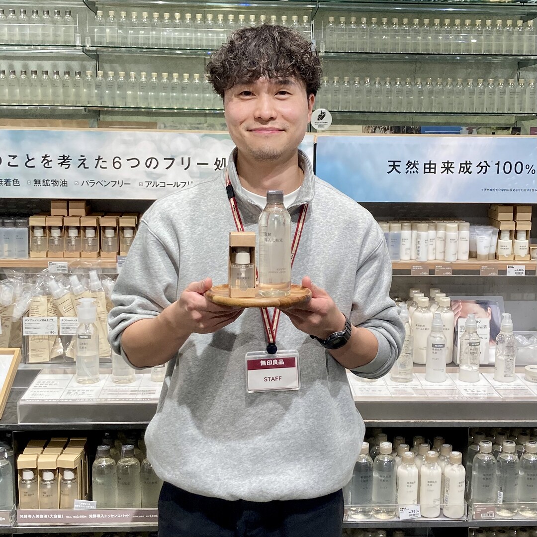 発酵導入シリーズを持って映るスタッフ