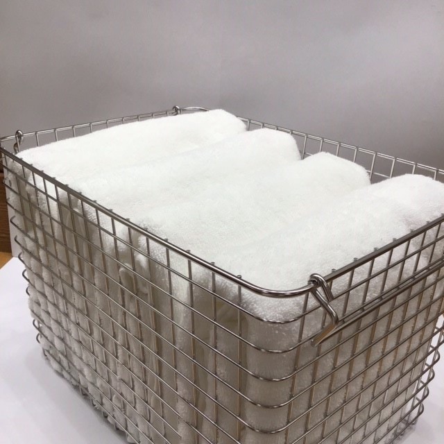 ワイヤーバスケットの中にタオルを収納