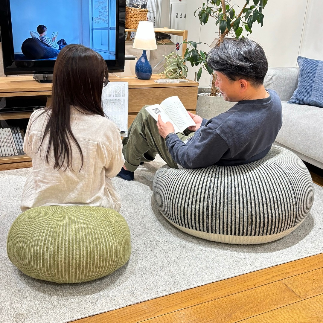 部屋でくつろぐ二人、後ろから