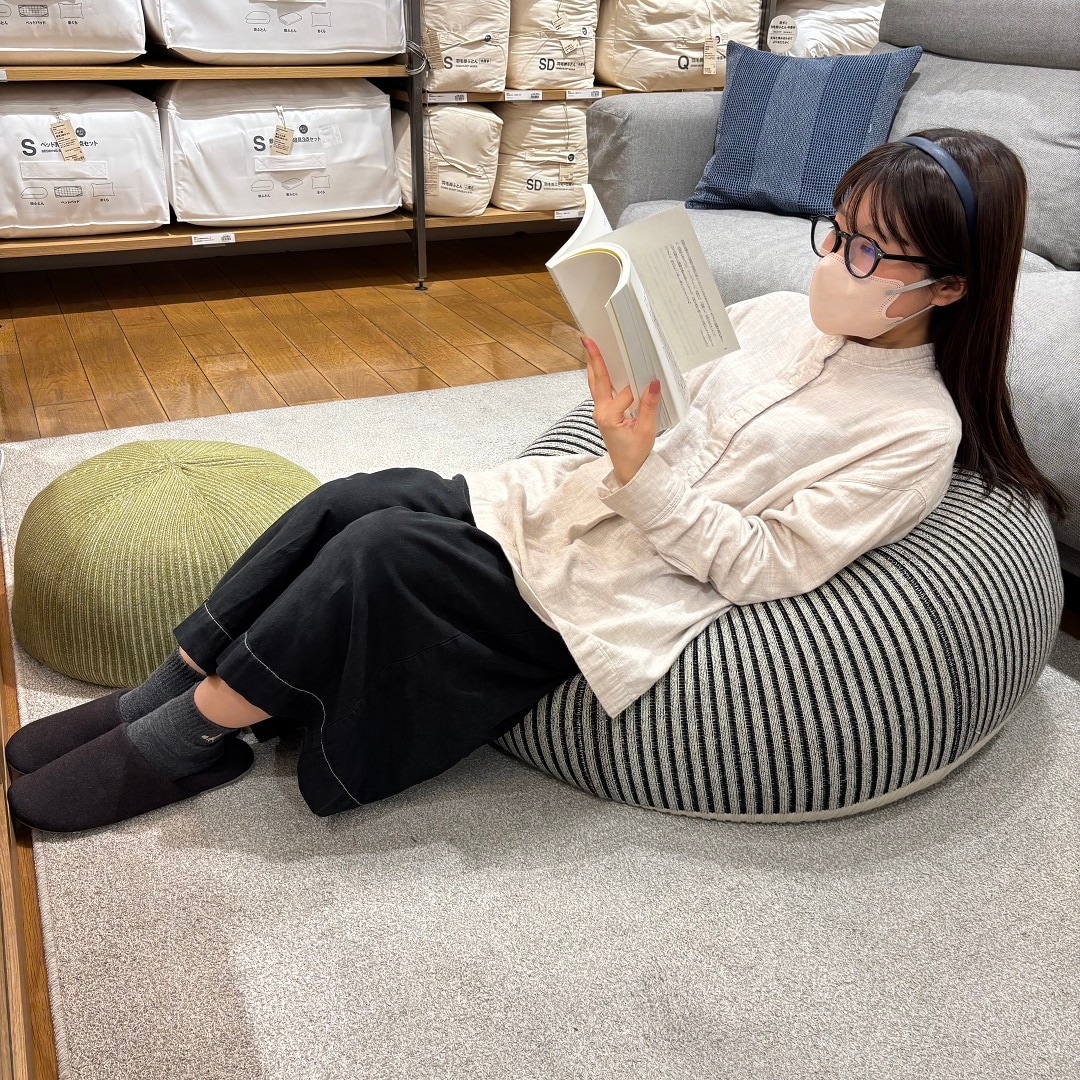くつろぐ女性