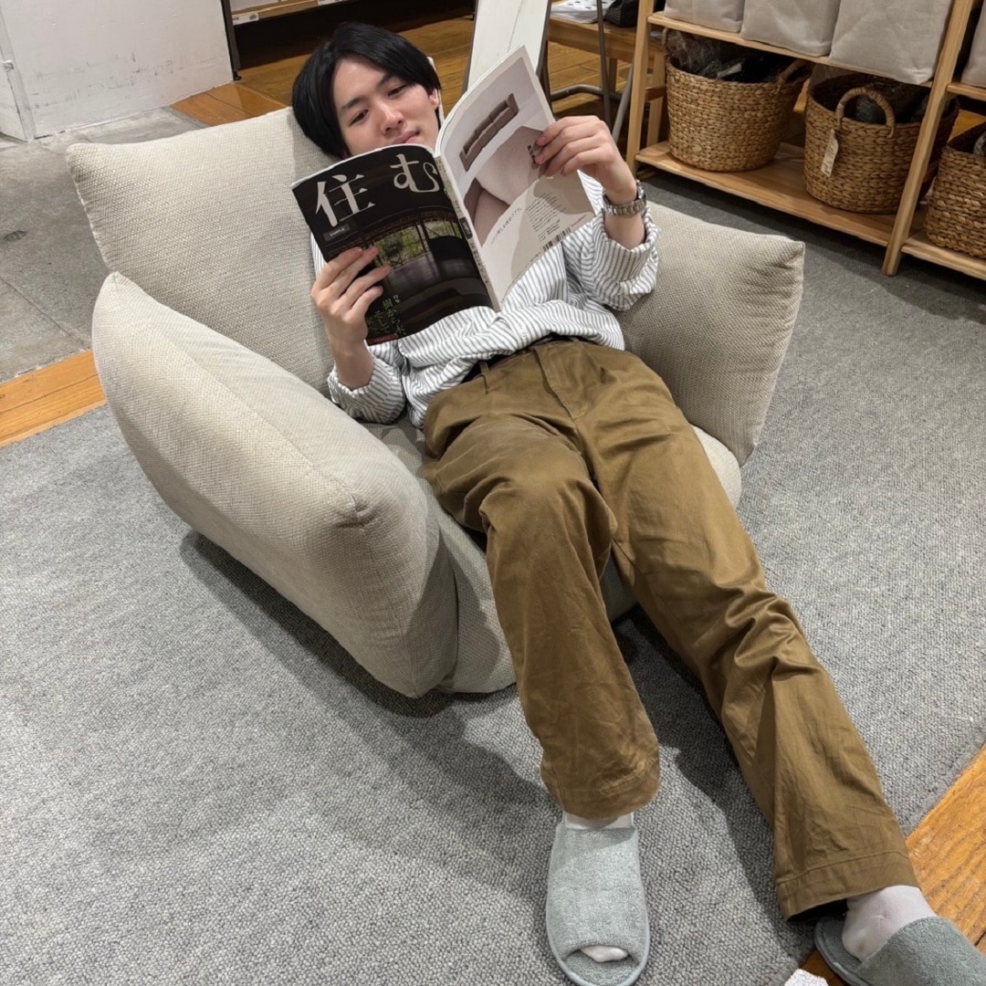 ソファで雑誌を読みながら寛いでいる姿