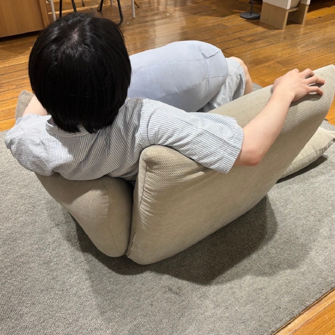 ソファのコーナーで寛いでいる姿