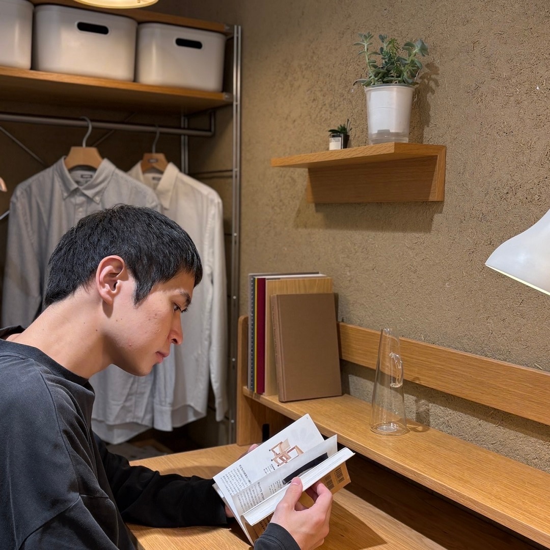 壁家具、デスクに座る男性