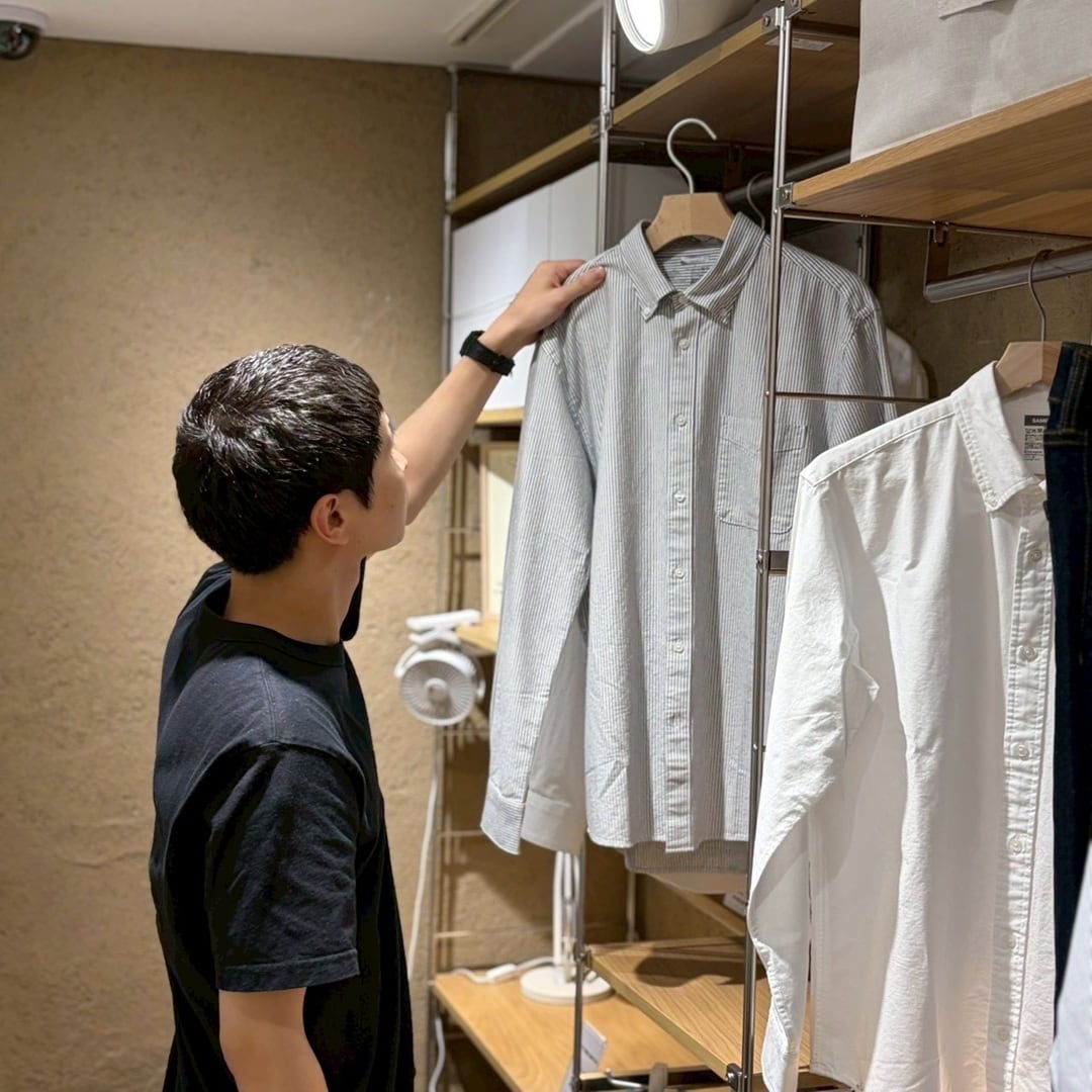 服をかける男