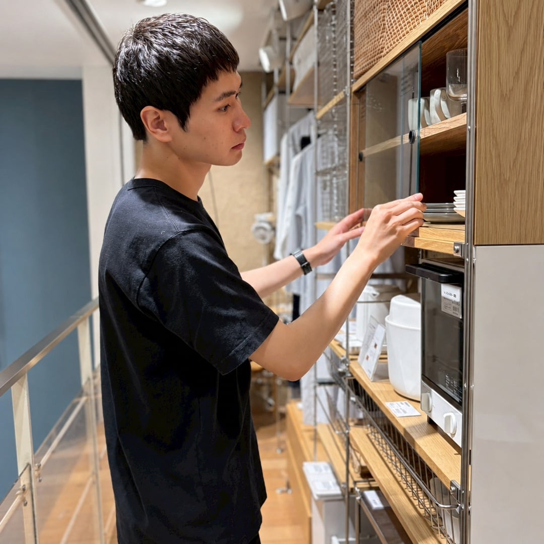 お皿をとる男