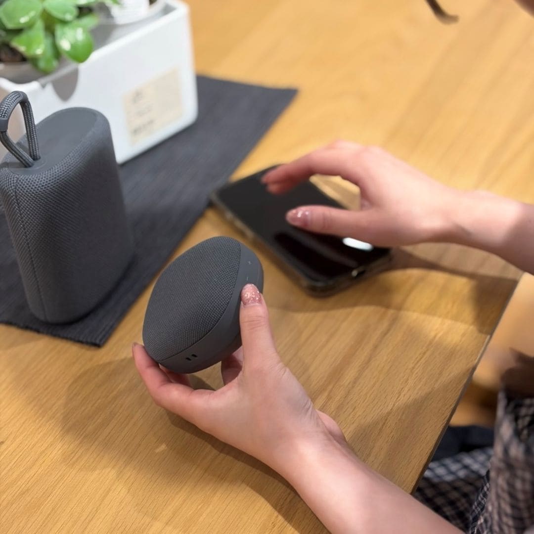 スピーカーとスマートフォンをペアリング中のひと