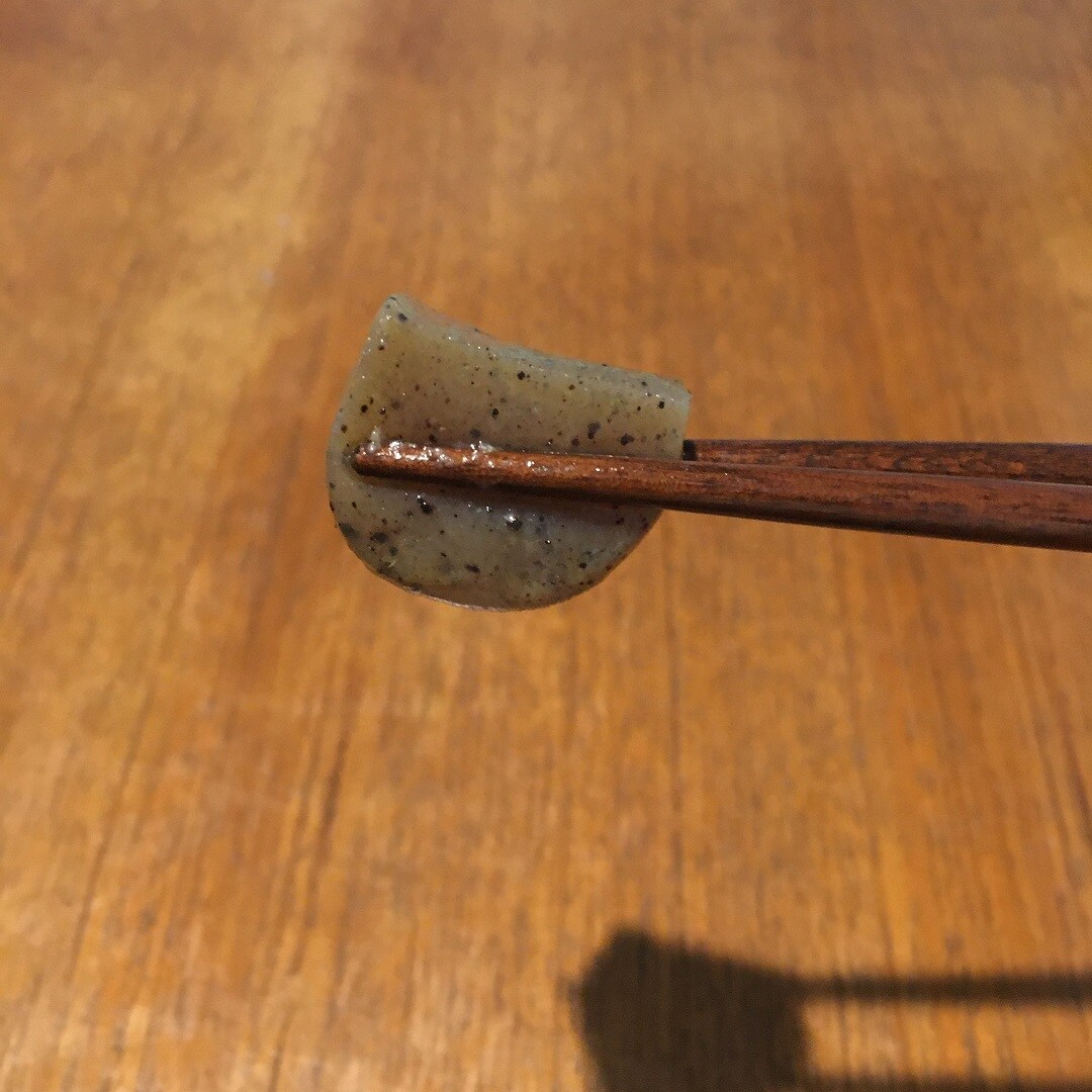 【大津西武】箸でこんにゃくつかむ