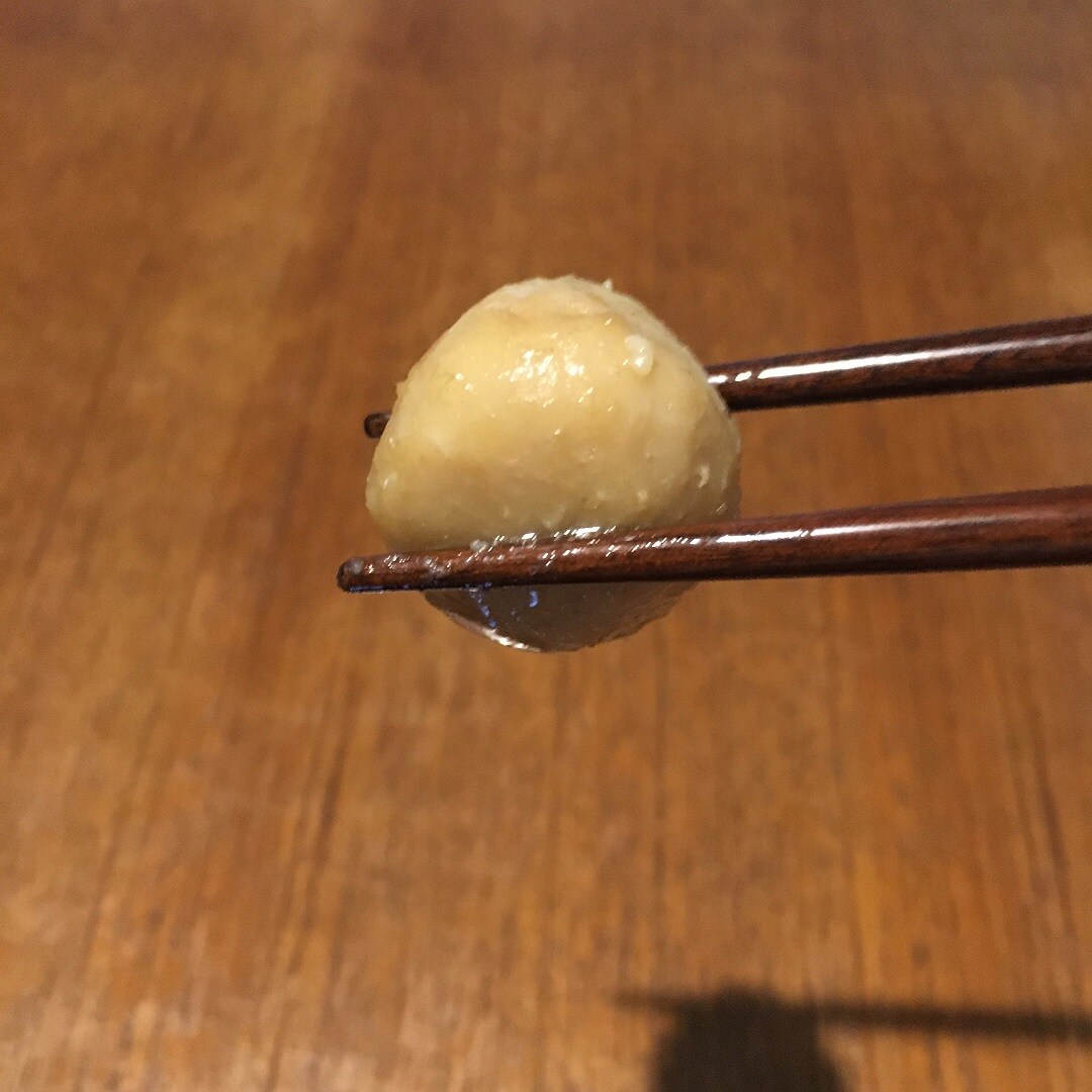 【大津西武】箸で里芋つかむ