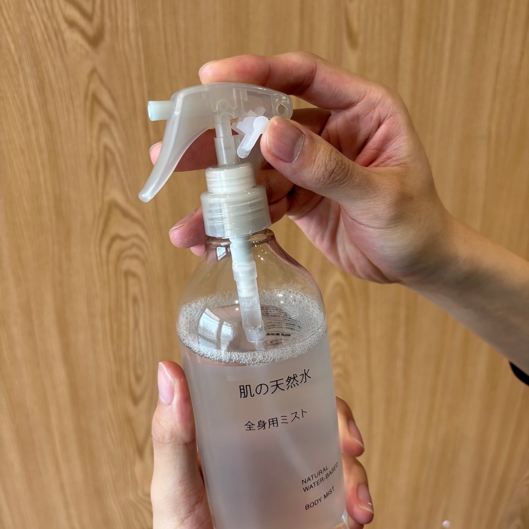 肌の天然水のスプレーボトルをロックしている写真