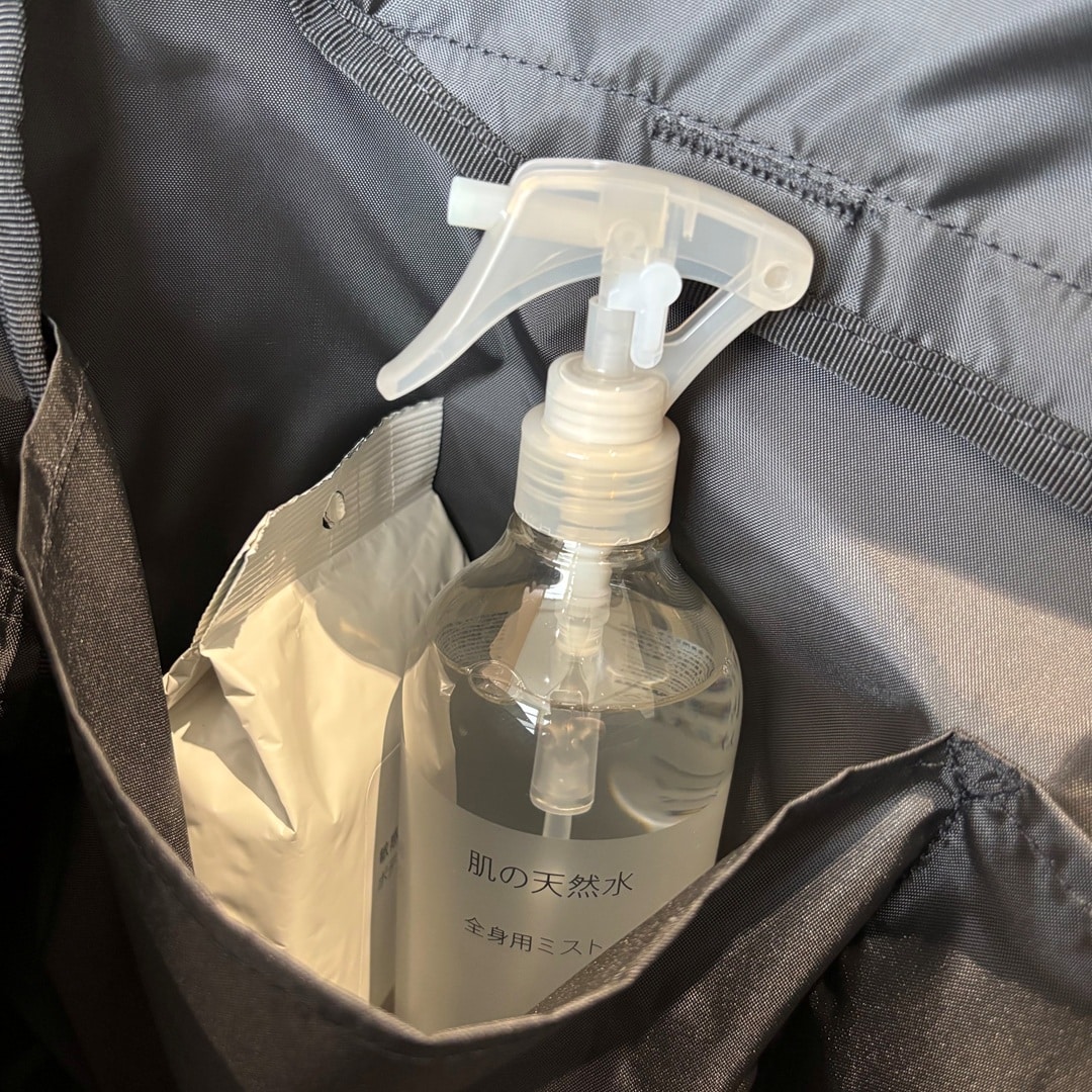 バッグに肌の天然水が入っている写真