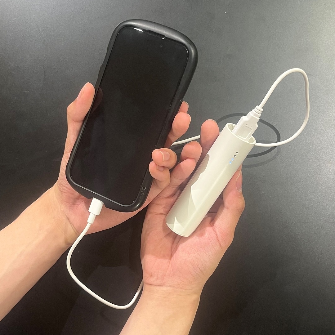 ハンディファンの持ち手がバッテリーにも使える様子