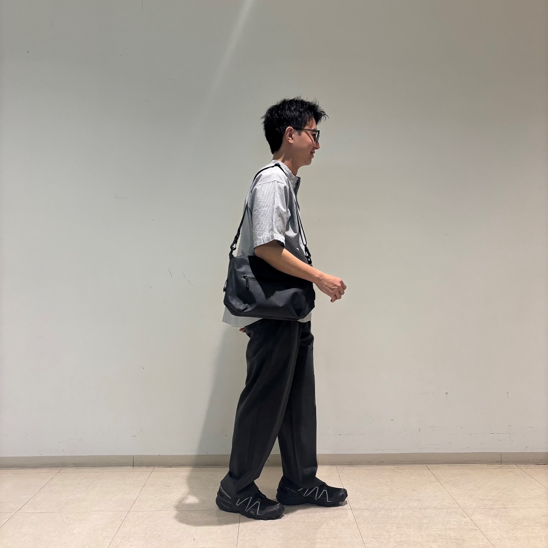 横を向いた男性