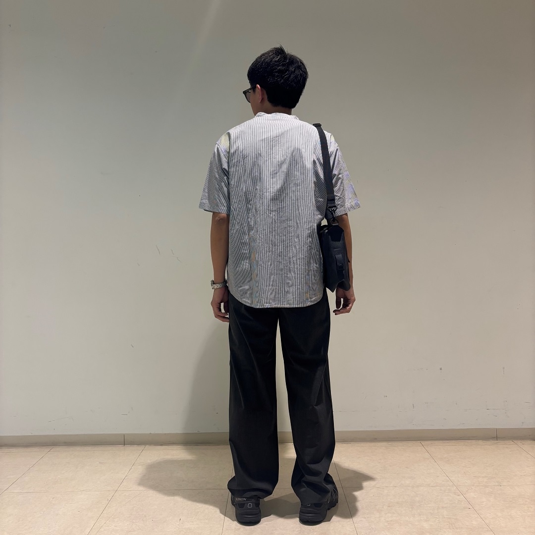後ろ向きの男性