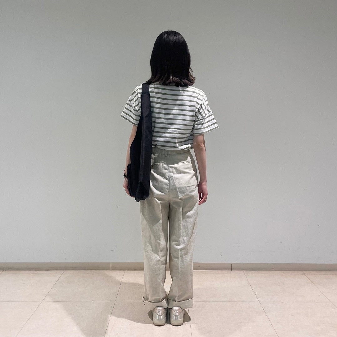 後ろを向いている写真
