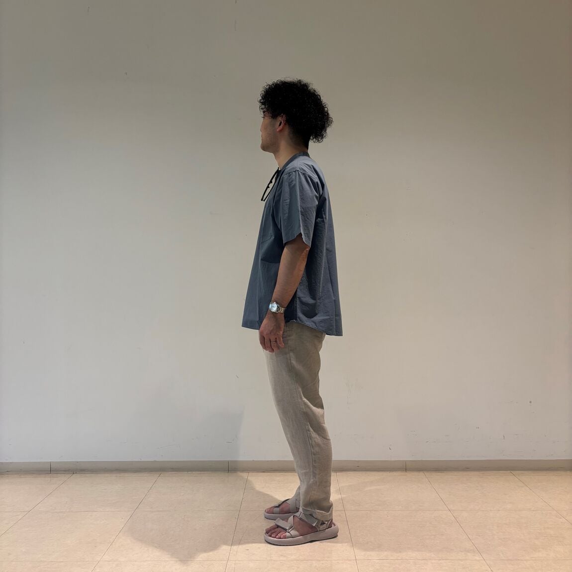 横を向く男性