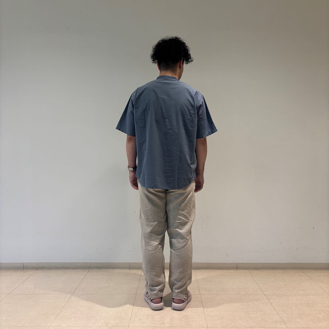 後ろを向く男性