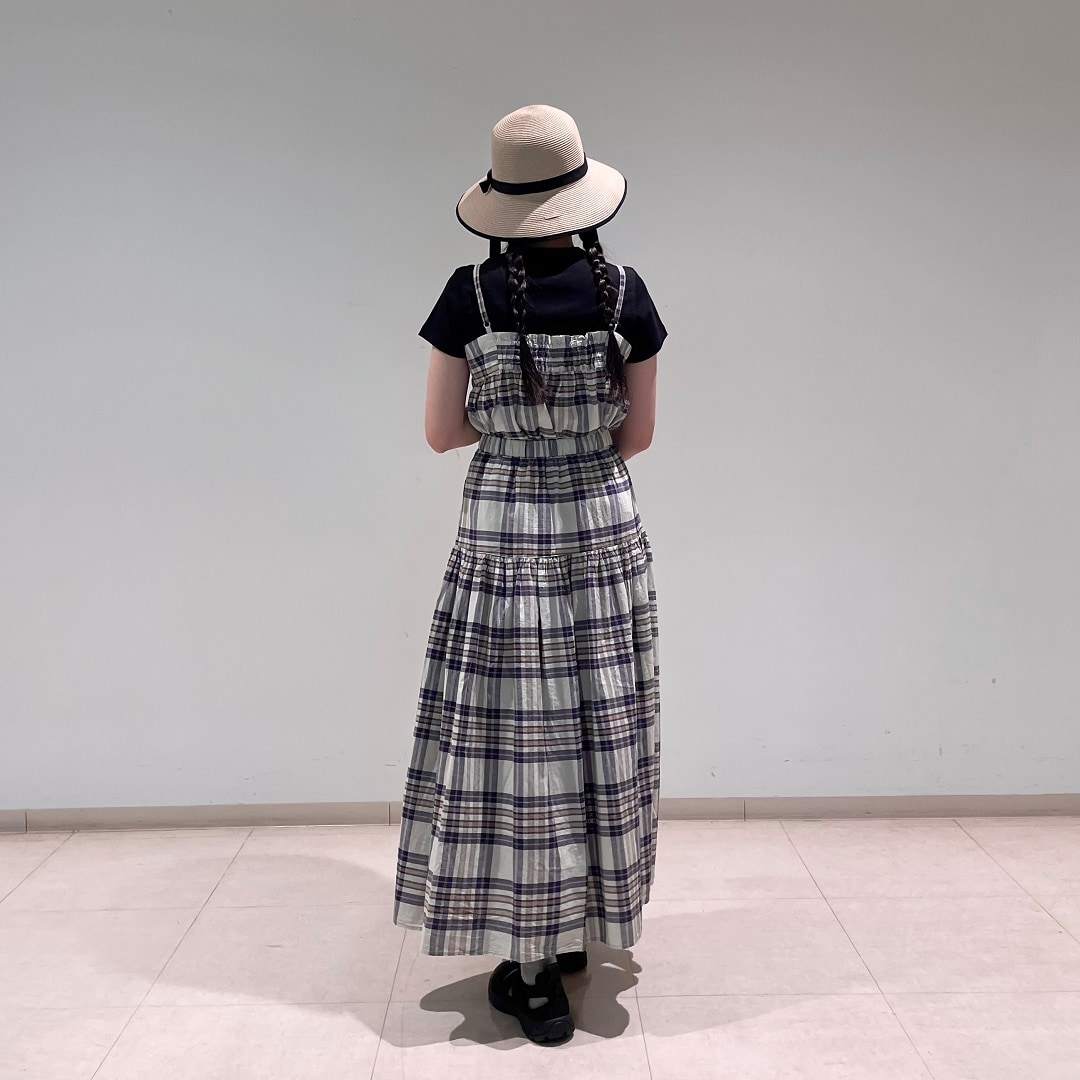 後ろを向いている写真