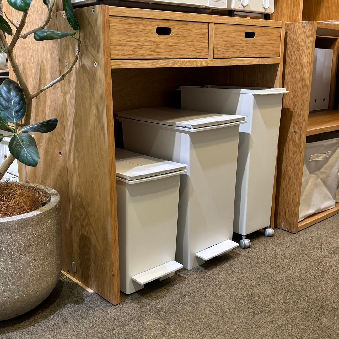 棚下にダストボックスが収まっている写真