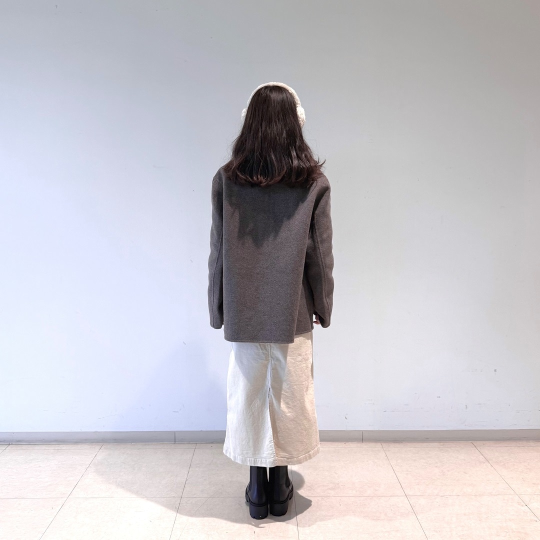 後ろを向いている写真