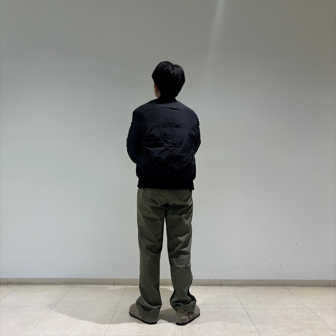 男性スタッフが後ろを向いている写真