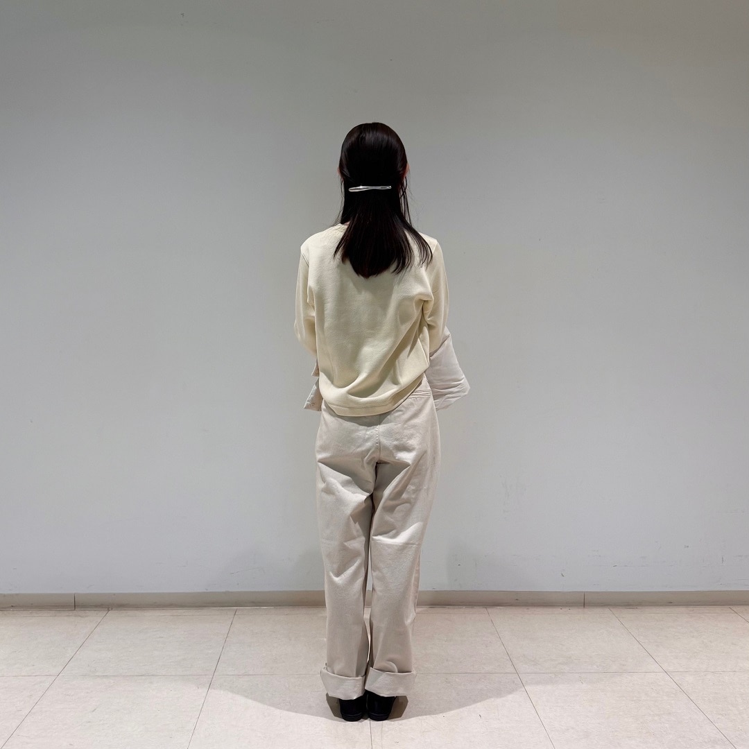 後ろを向いている写真