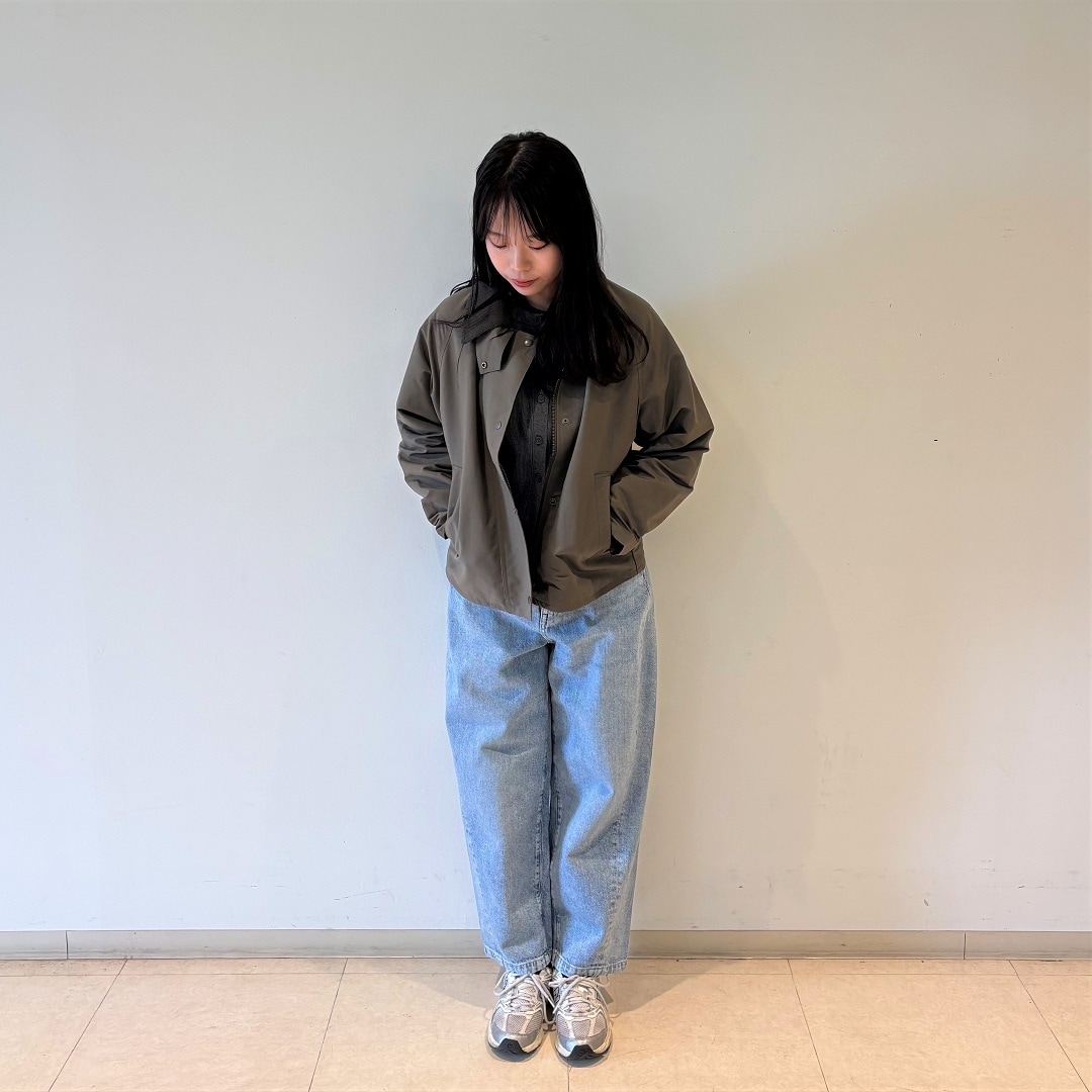 下を向いている女性