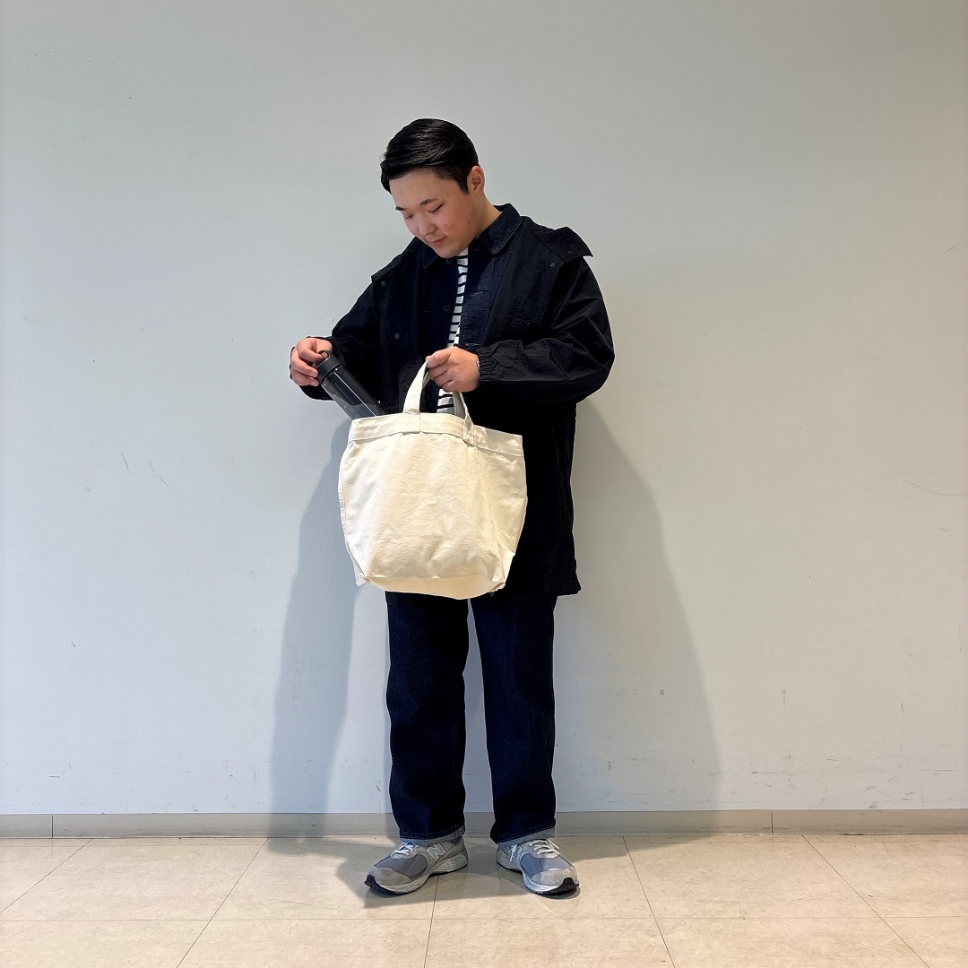 トートバッグの中身を見る男性