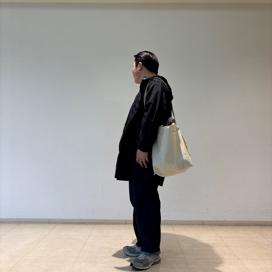 横を向いている男性