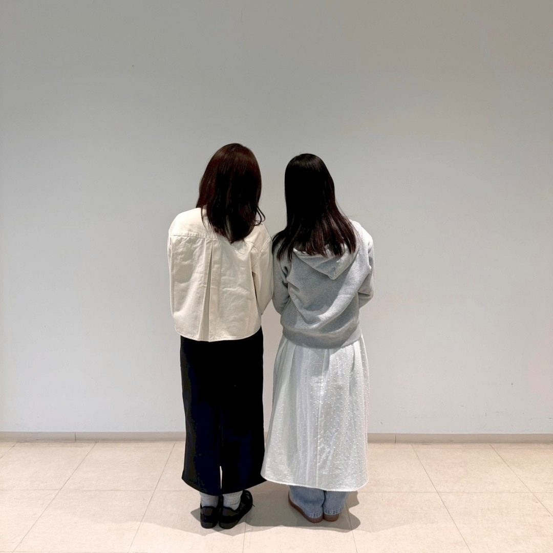 後ろを向いている写真