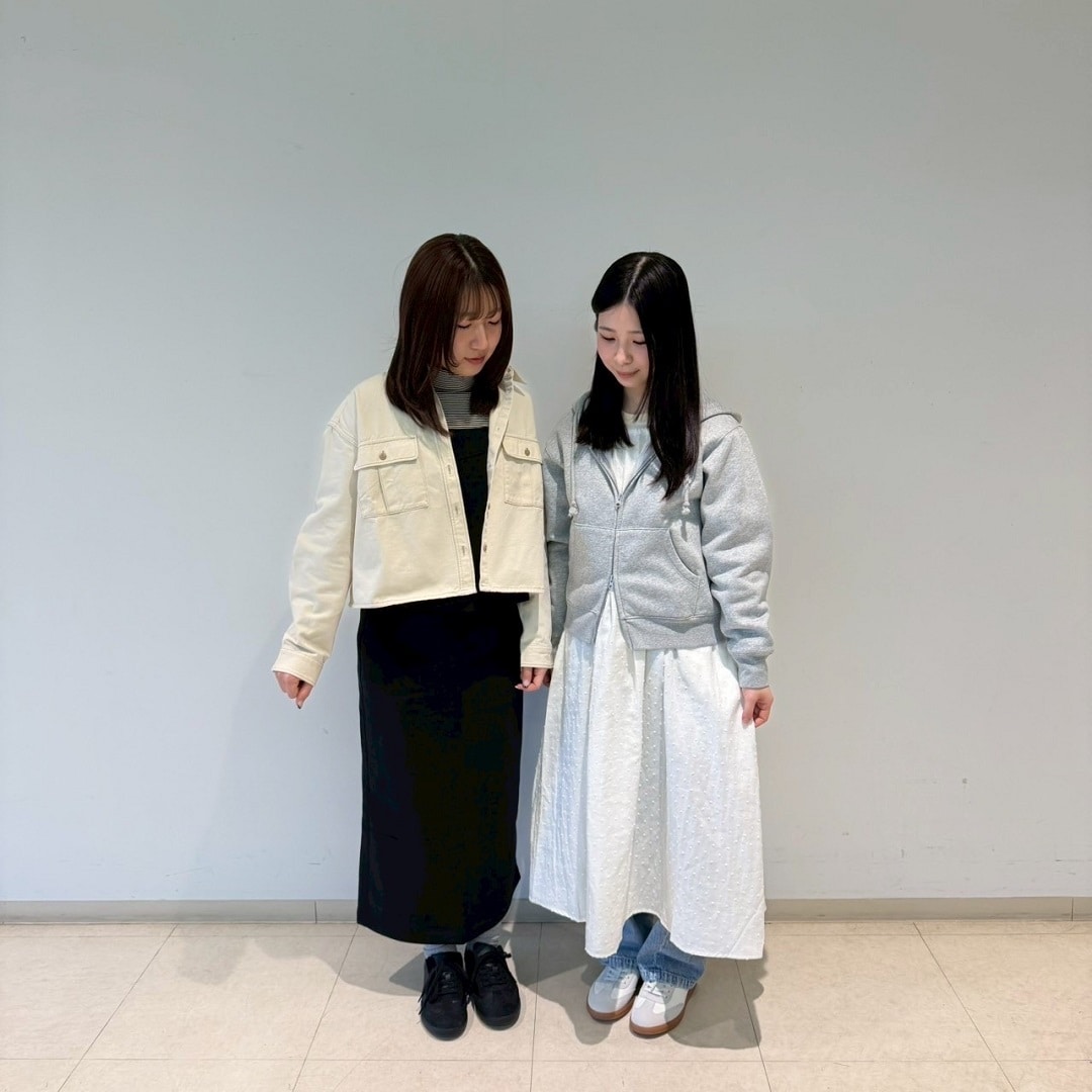 女性二人が並んでいる写真