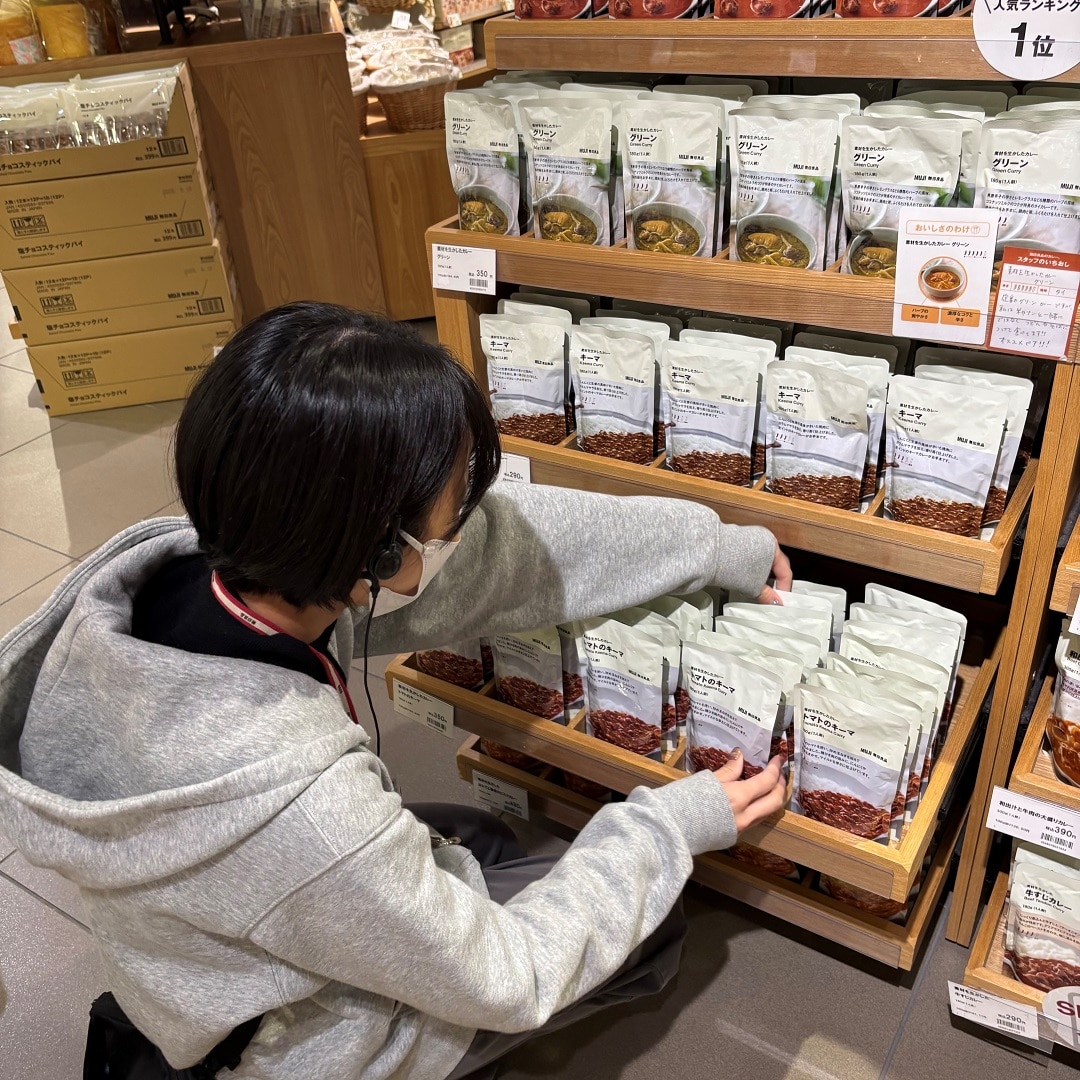 品出しをしている写真