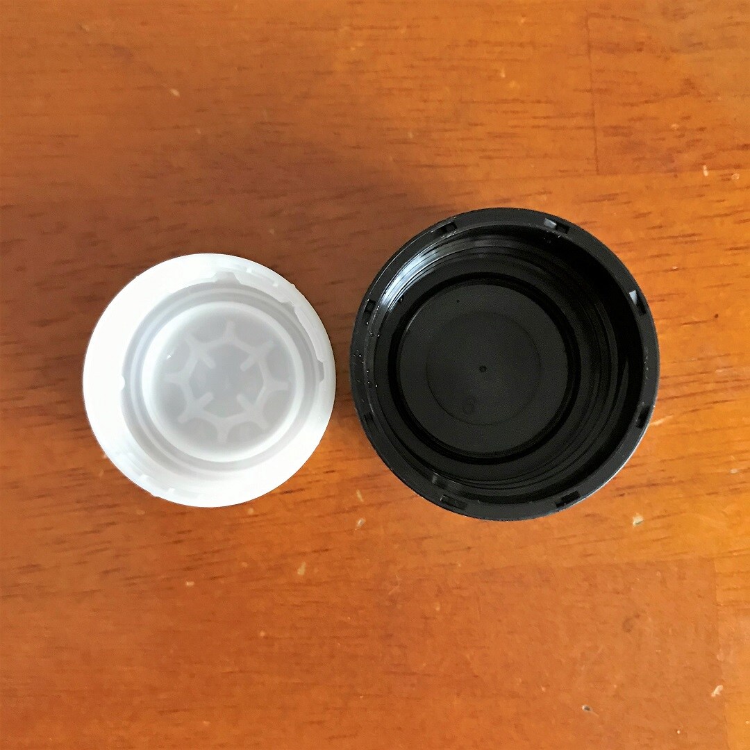 キャップの大きさ比較　左・通常のペットボトルキャップ　右・自分で詰める水のボトルのキャップ