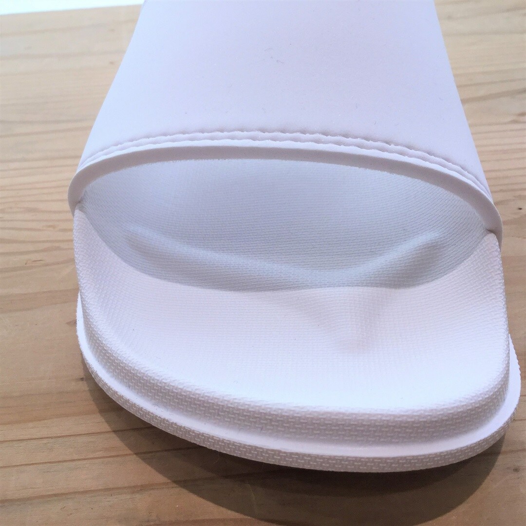 足なりサンダルをつま先側から見ています