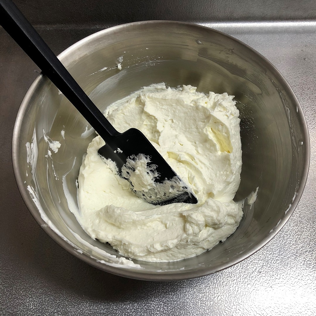 生クリームと水切りヨーグルトを合わせる