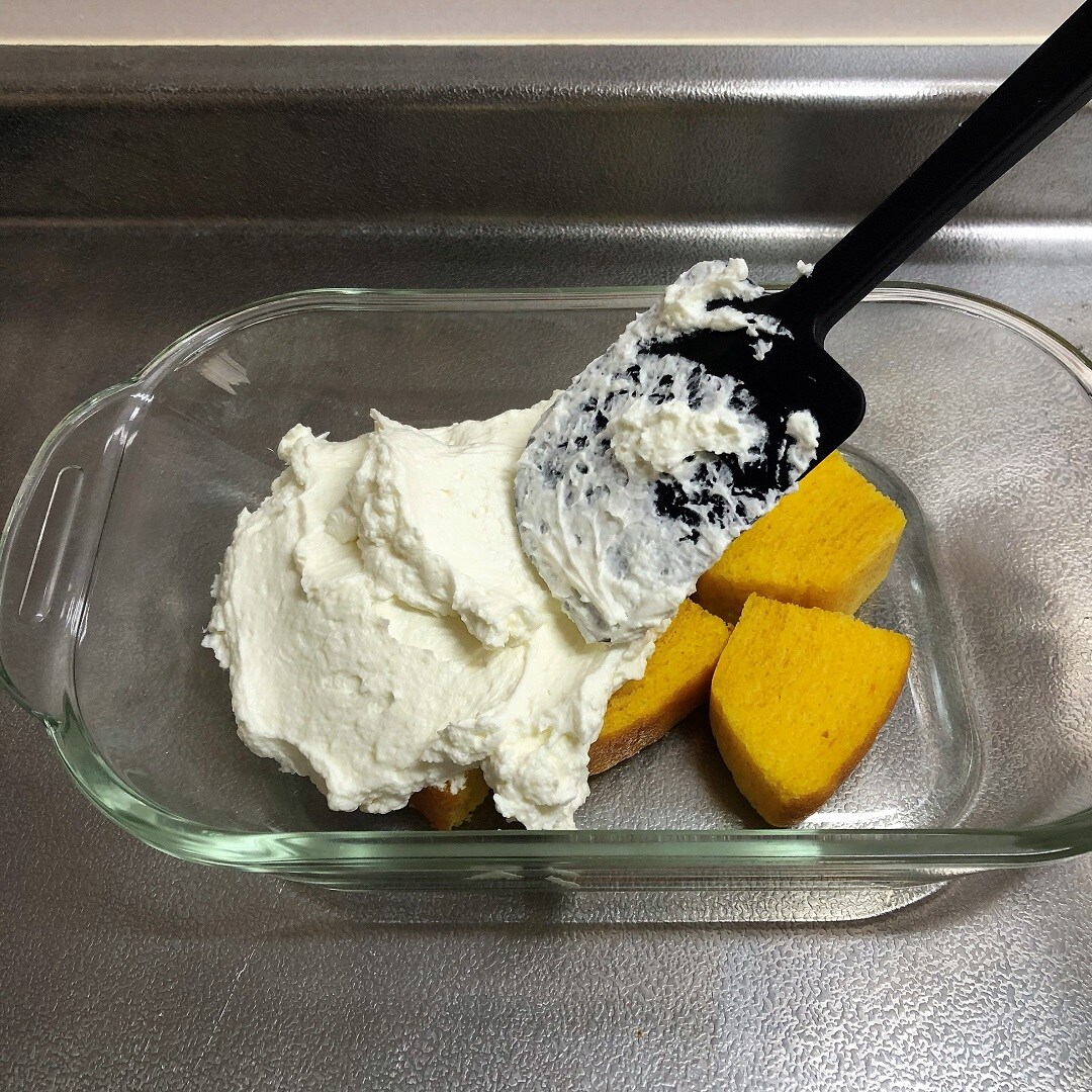 バウムにヨーグルトクリームを塗る