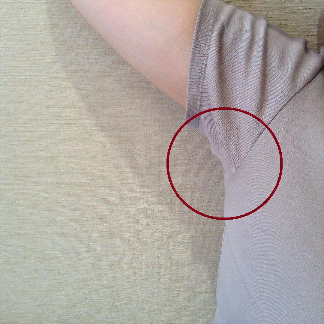汗じみしにくいフライス編みクルーネック半袖Ｔシャツ　着用中の脇アップ