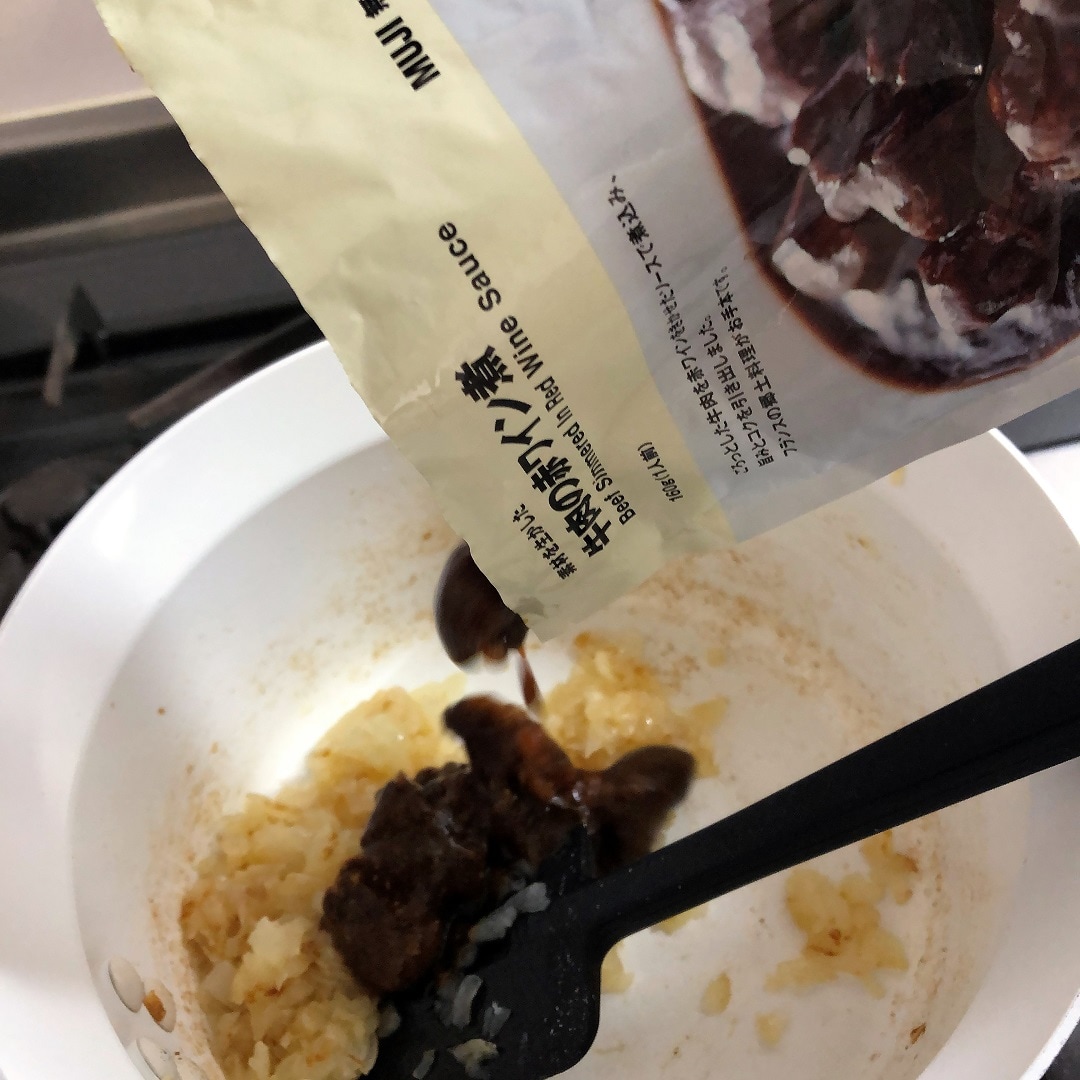 鍋に赤ワイン煮込みをいれる