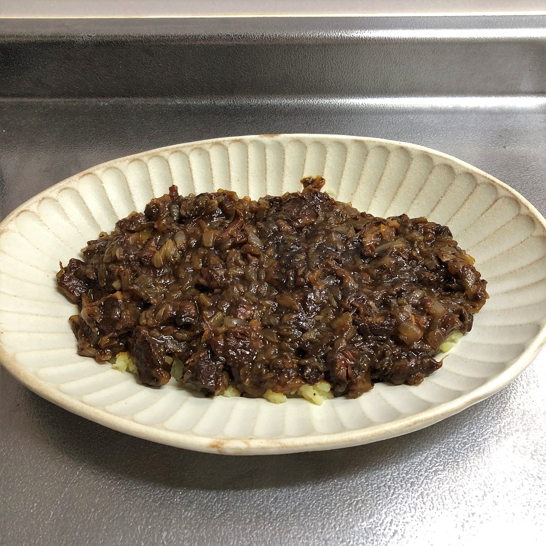 マッシュポテトの上に煮詰めた具材を載せる