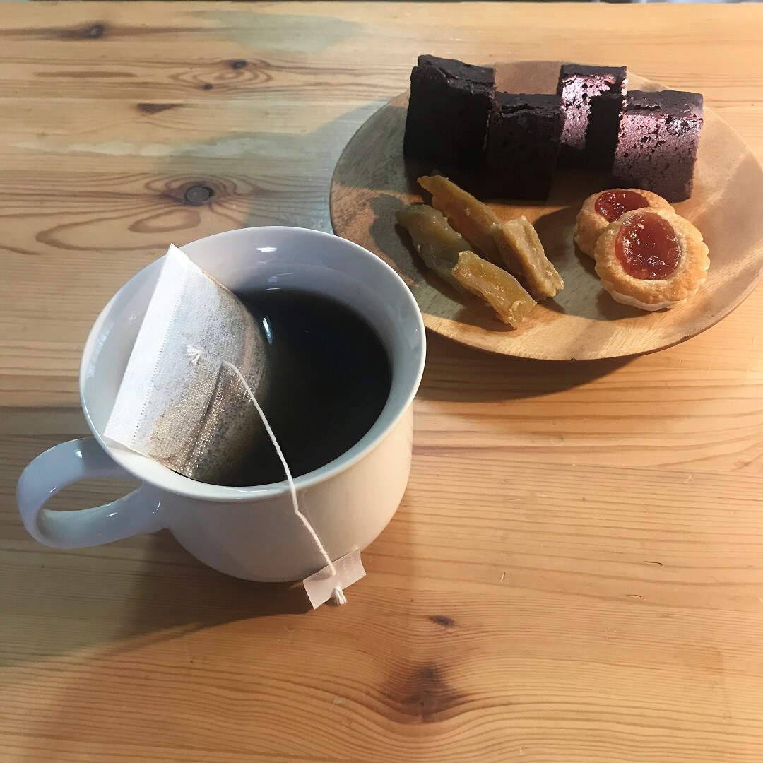コーヒーバッグを浸している間に、お菓子をセット