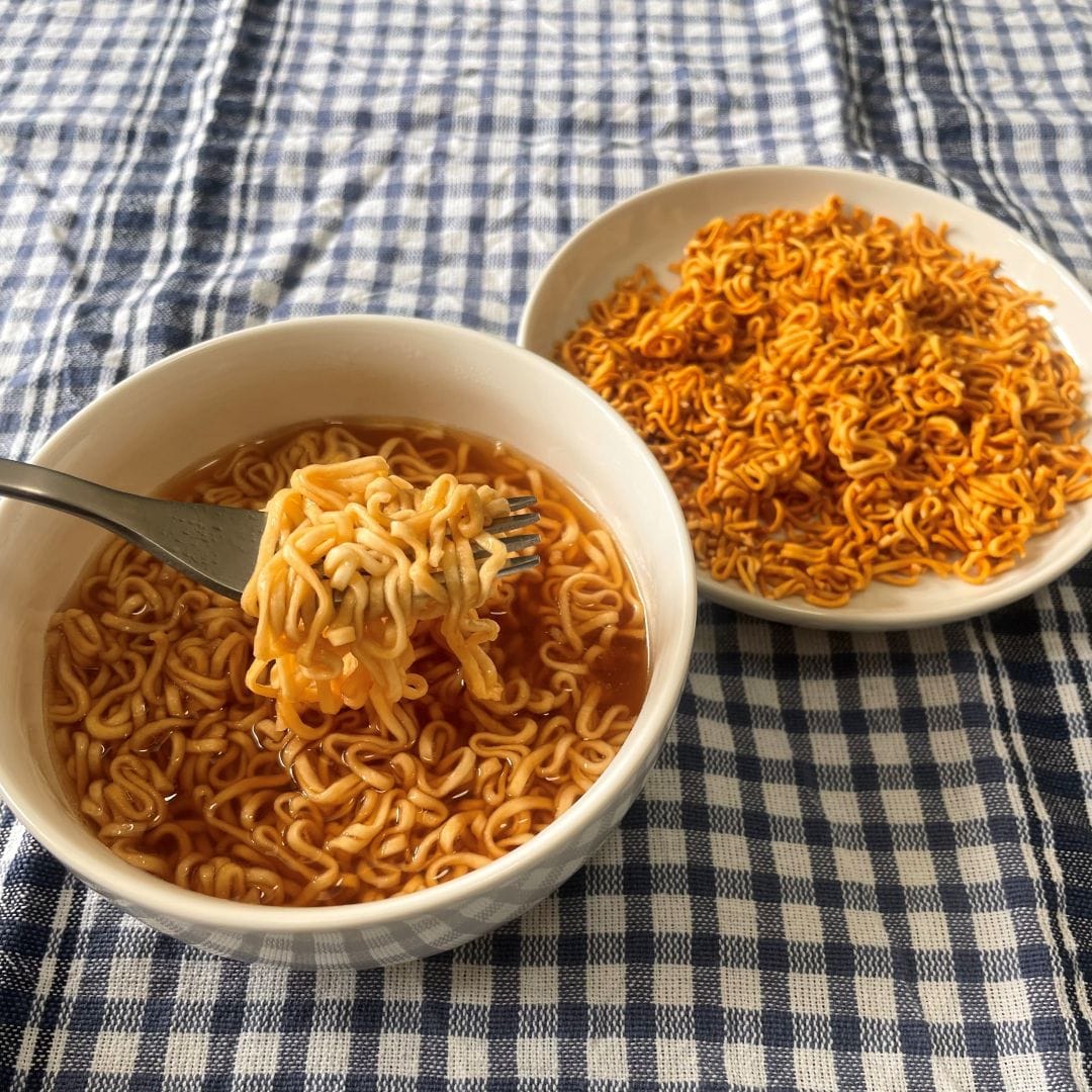 チキン味ミニラーメンそのままと、お湯を注いだもの
