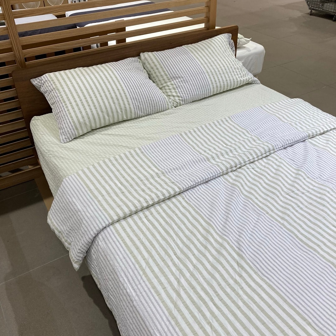 サッカー織を使用したベッド展示の写真