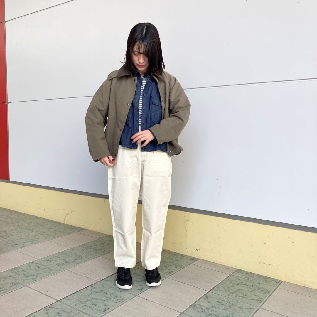 デニムジャケットの上にアウター着用