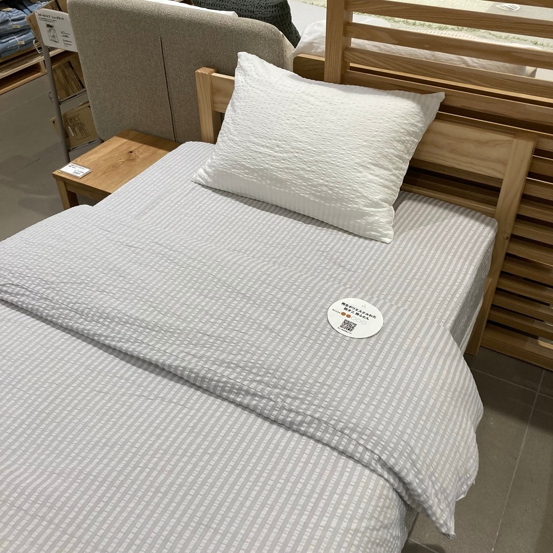 サッカー織を使用したベッド展示の写真