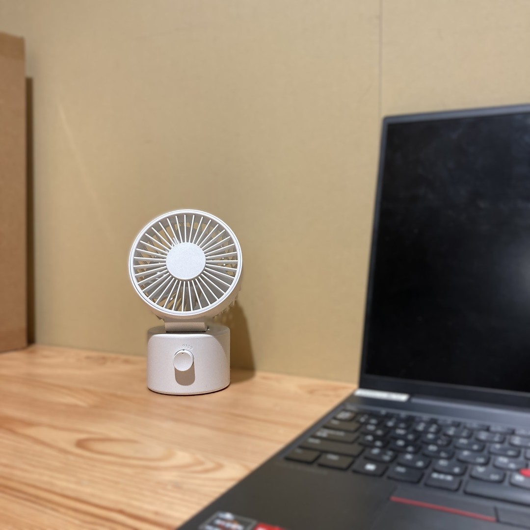 パソコンの横にハンディファン