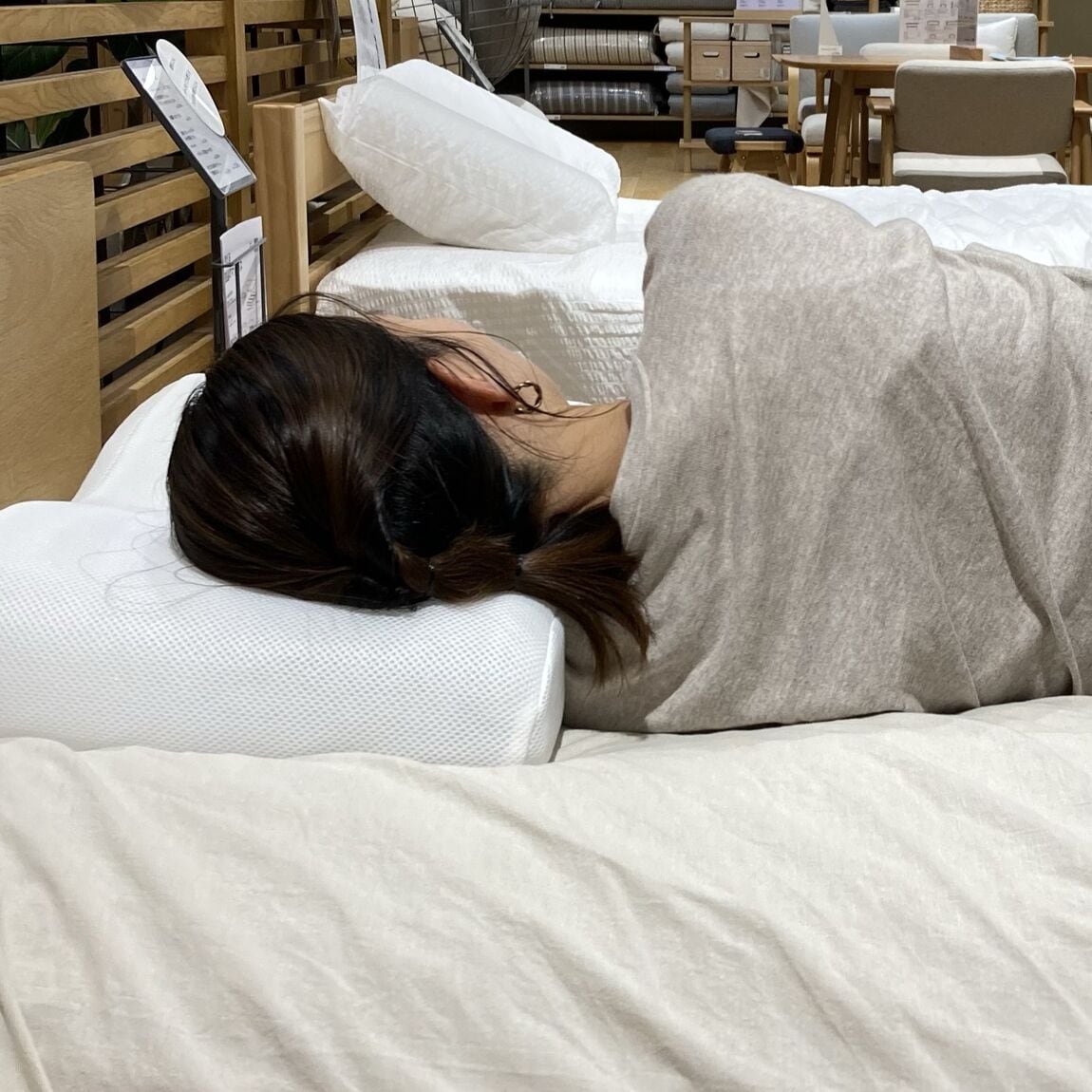 【ベイドリーム清水】寝返りを受け止めるまくらで、心地よい眠りを。_peHPE1