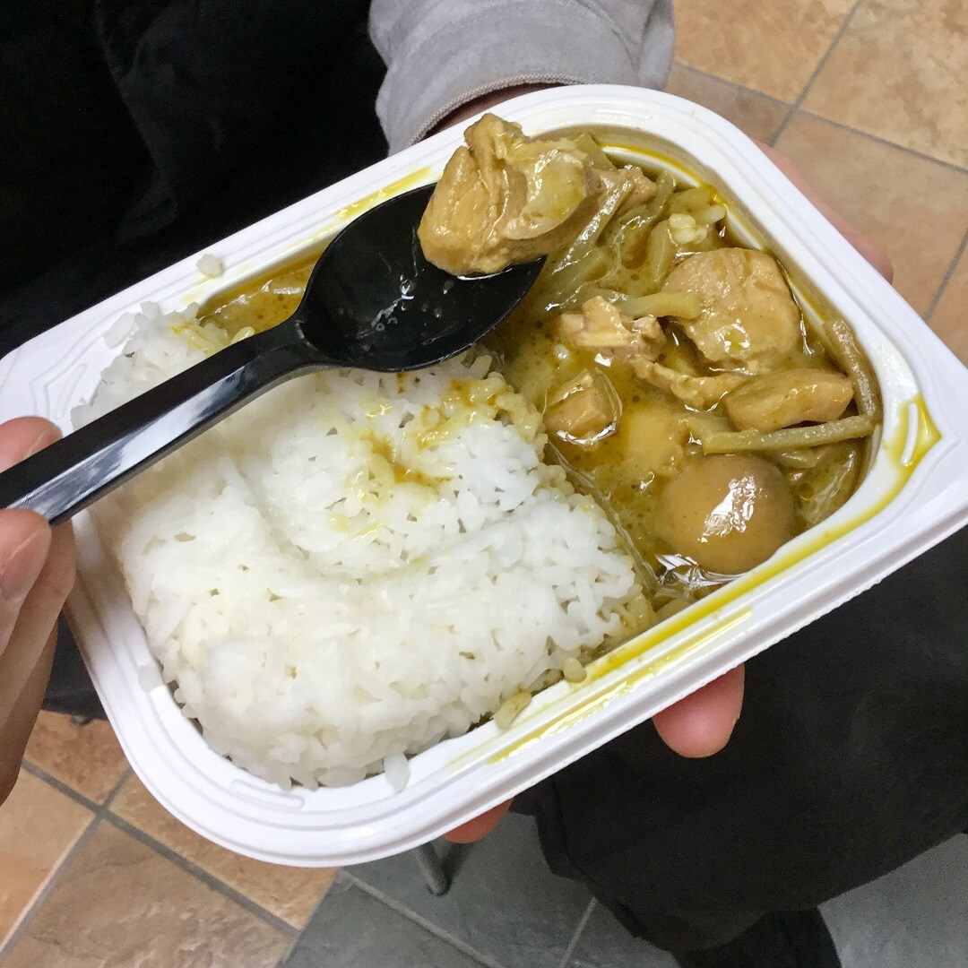 【セントレアスカイタウン】商品の説明をした後に店長に食べさせて感想を聞くお便り