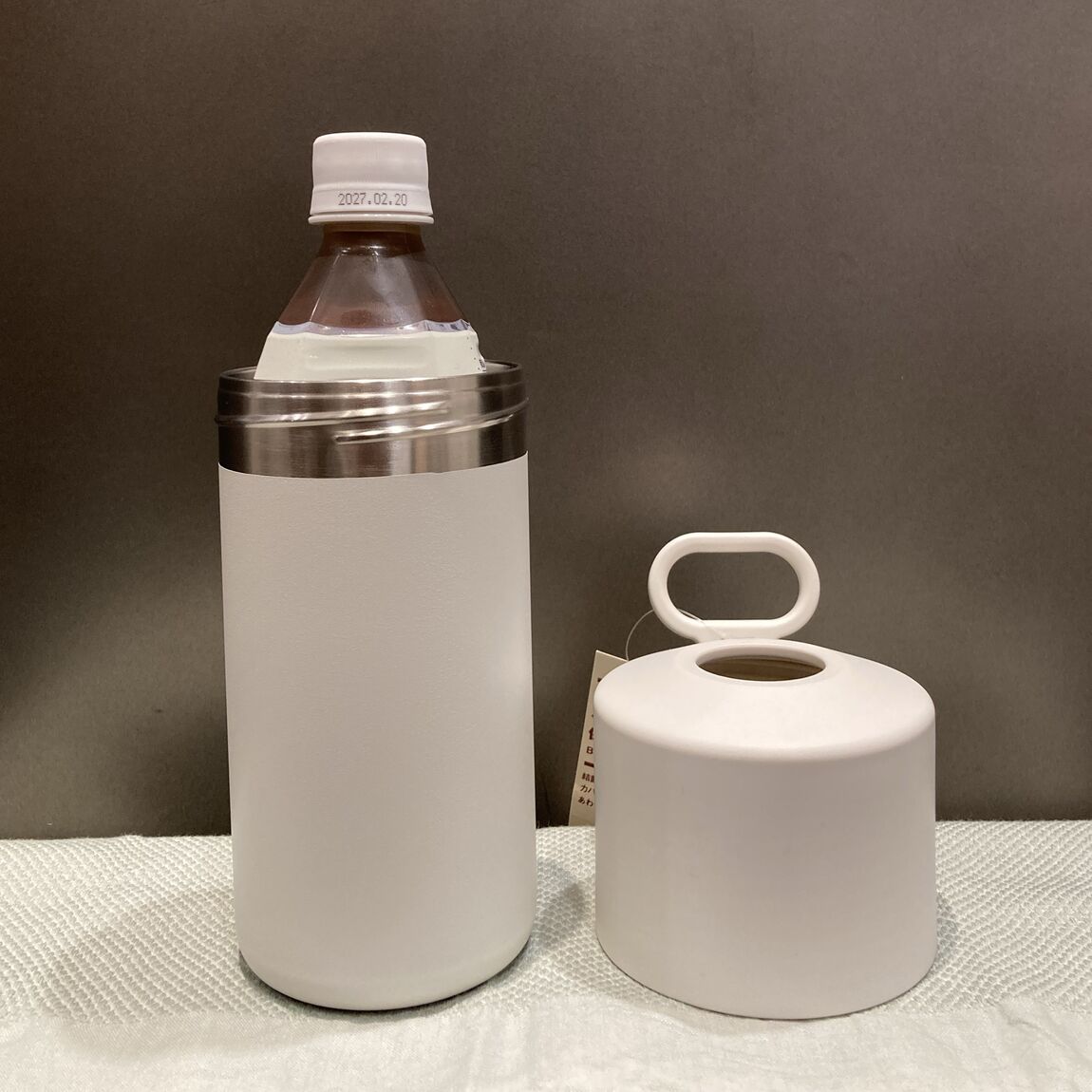 【MUJI to GO成田国際空港第2ターミナル】ペットボトル用保冷ホルダーのご紹介_t6w9Sx