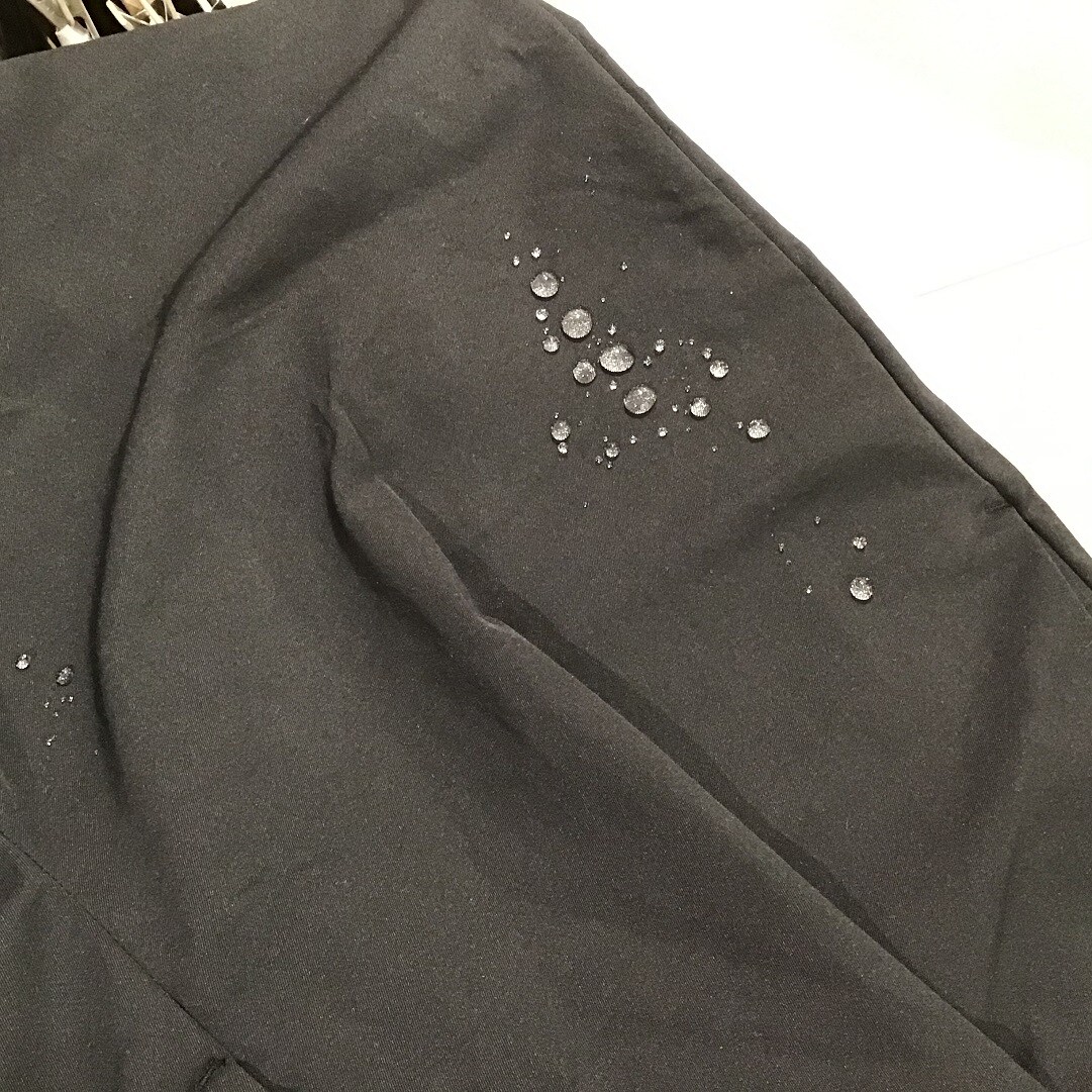 撥水ストレッチチノタックパンツ、水を弾くおすすめのパンツです