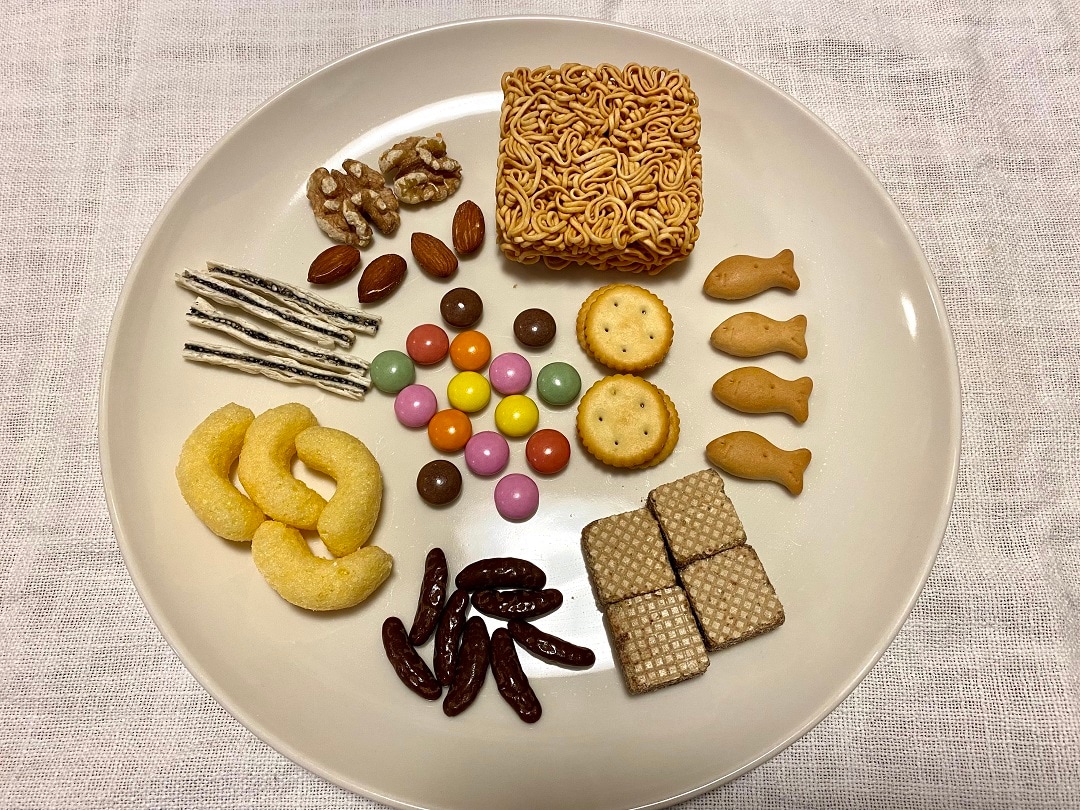お皿に並べたぽち菓子たち