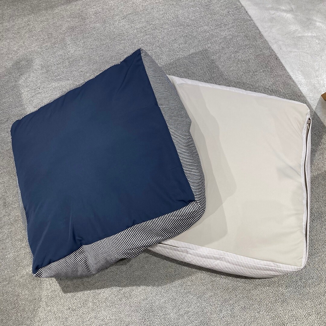 ペット用クッションはネイビーとグレーの2色展開